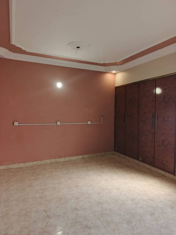 Silent com portion Ava for rent in Johar 5