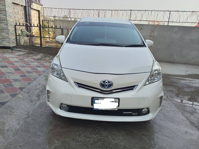 Toyota Prius Alpha 2014 1