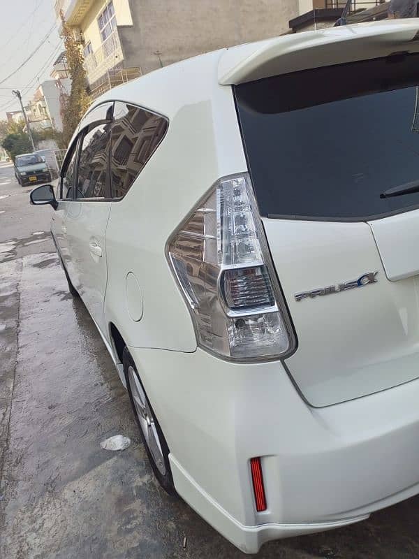 Toyota Prius Alpha 2014 6