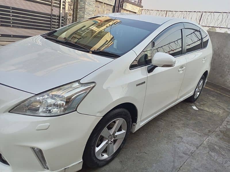 Toyota Prius Alpha 2014 13