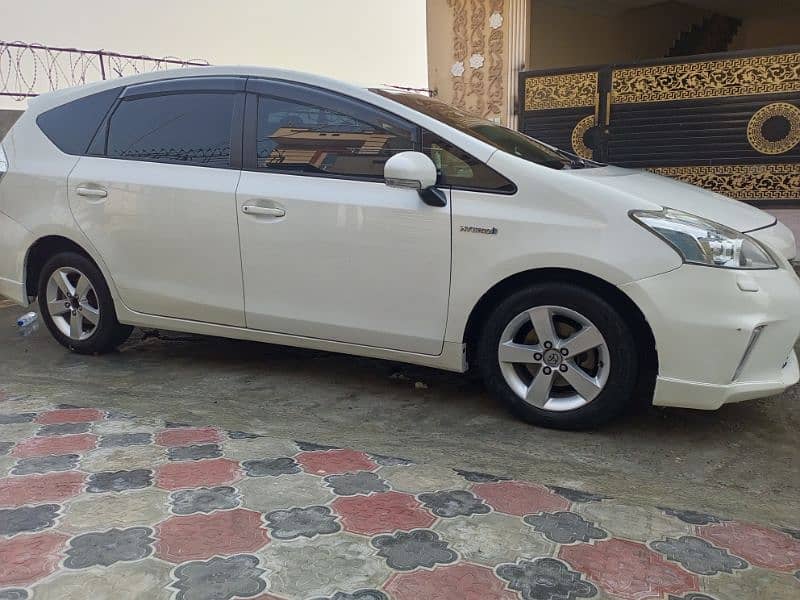 Toyota Prius Alpha 2014 14