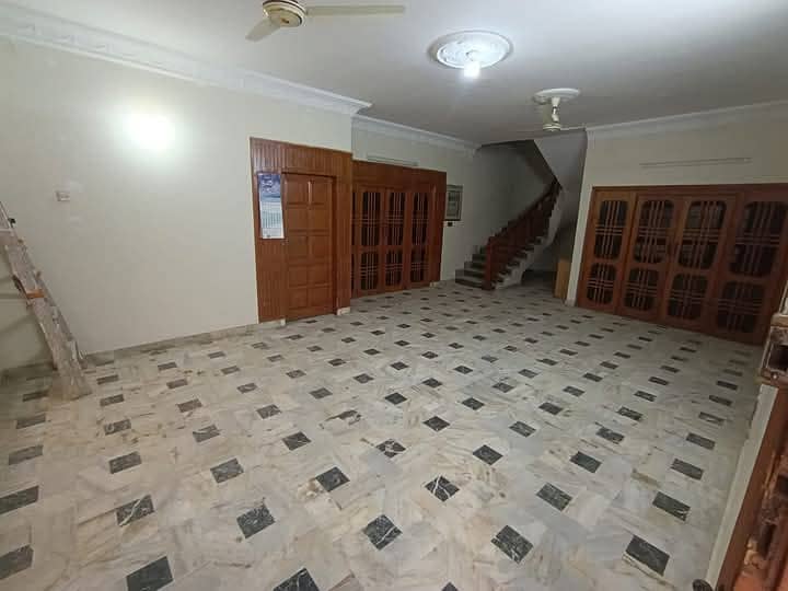 Spacious 300-Yard House Available for Rent in Duraji Karachi 8