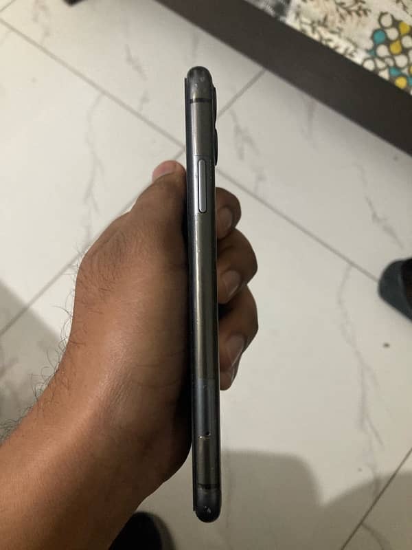 iphone 11 64gb jv for urgent sale 4