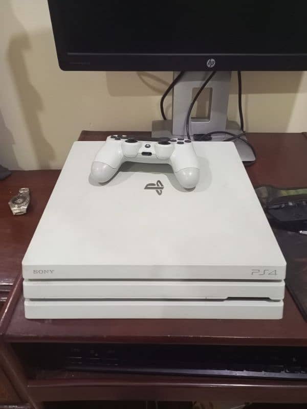 PS4 PRO WHITE EDITION 1TB 4K 3