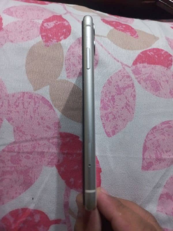 IPHONE 11 64gb PTA With Box 4