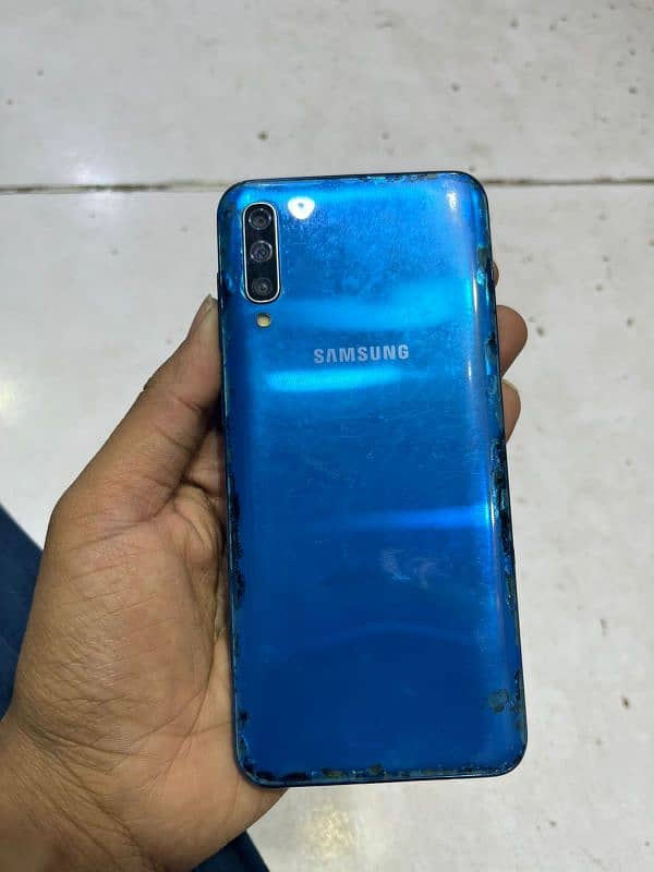 I'm selling my phone samsung a50 1800 0