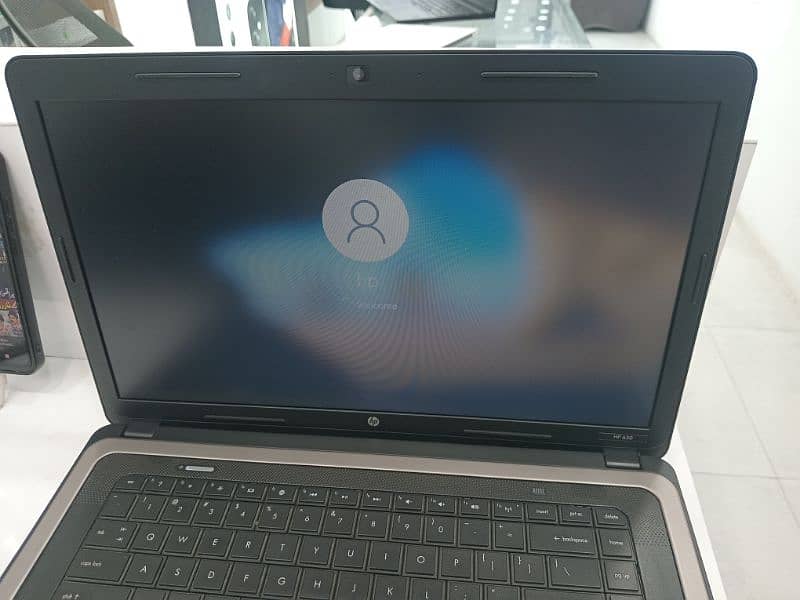 hp 630 intel Core i3 M380 2.53GHz 4gb Ram 128Gb. SSD 4