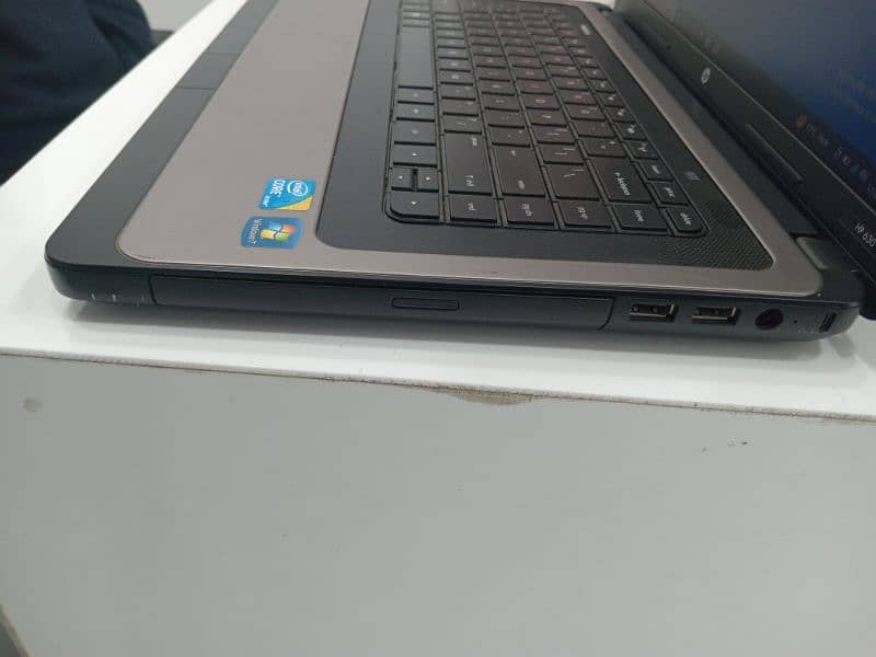 hp 630 intel Core i3 M380 2.53GHz 4gb Ram 128Gb. SSD 5