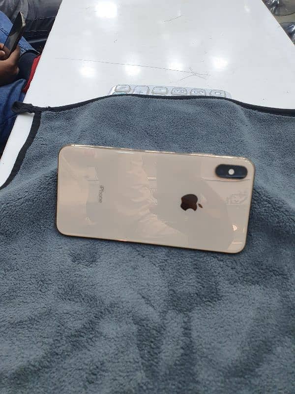 I phone XS Max Golden Color 256 GB 2