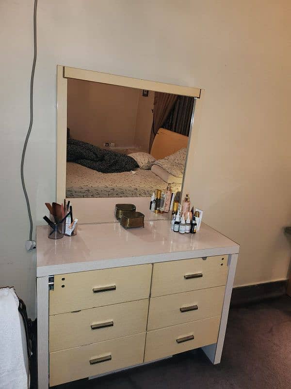 king size bed , 2 side tables, 1 dresser, led rack (unit) 4