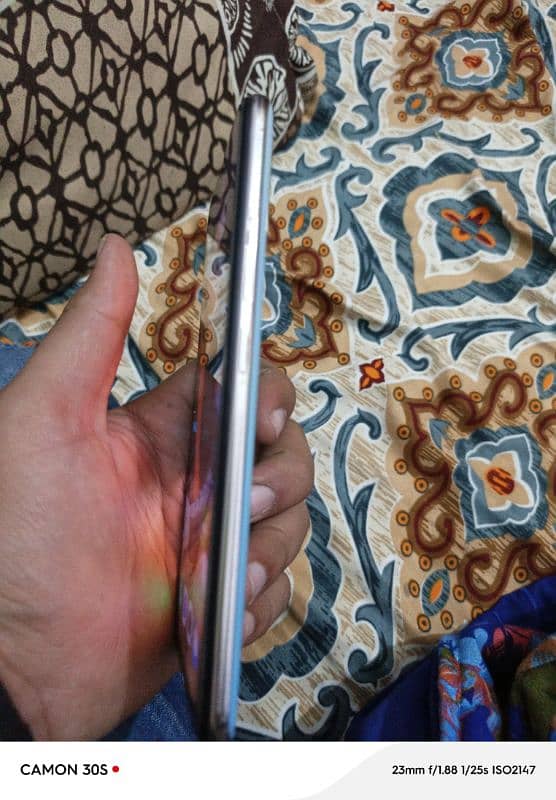 vivo y19 4.128 ha used ma bilkul ok ha koi masla nahi daba air charger 1