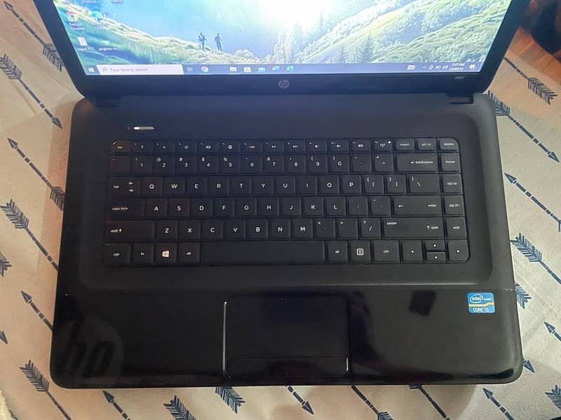 HP 2000  Notebook Core i5 4 GB Ram 700 GB ROM extendable 0