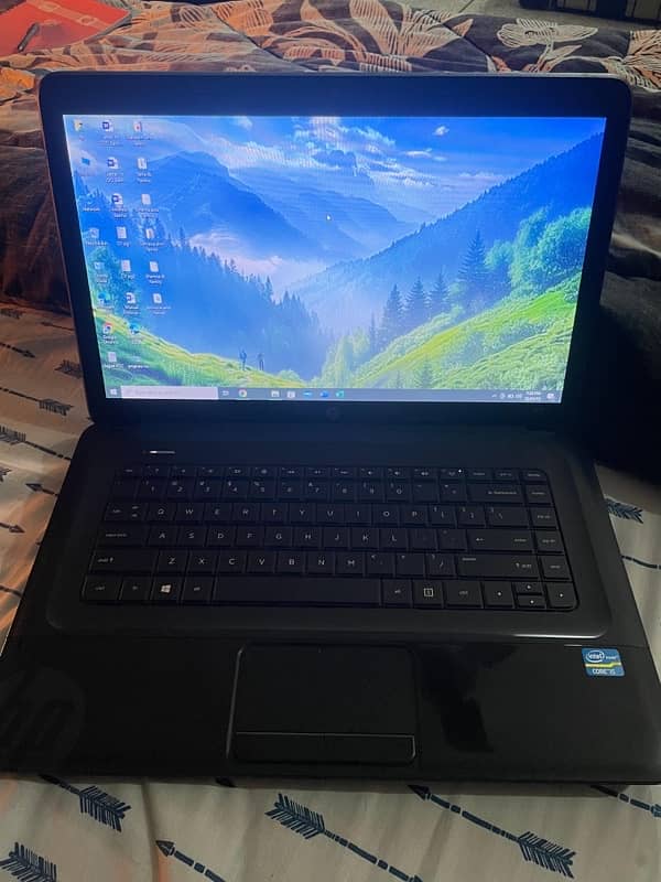 HP 2000  Notebook Core i5 4 GB Ram 700 GB ROM extendable 12