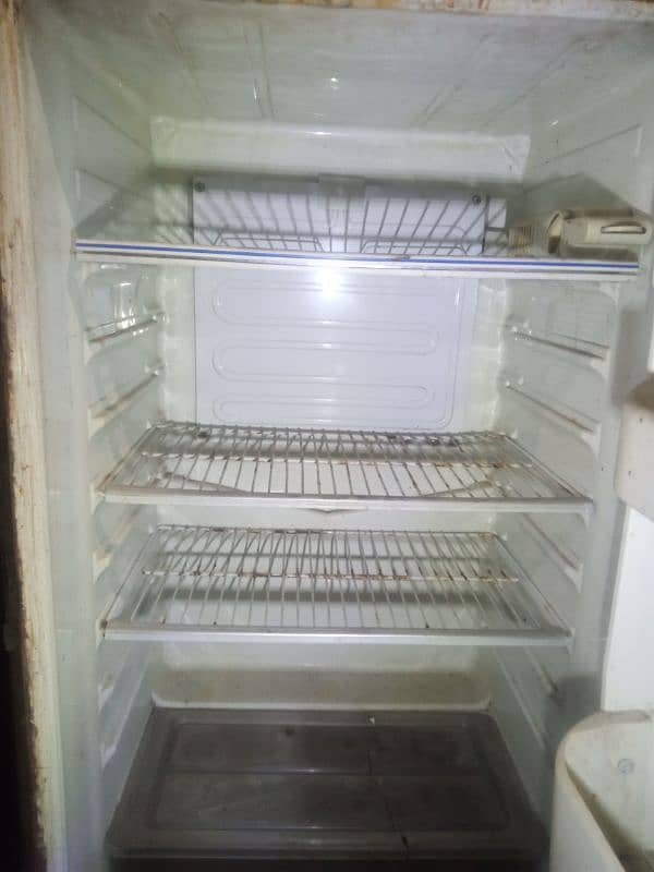 Dawlence Full Size Refrigerator is for sale . . 4