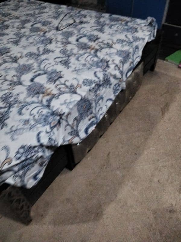 very ligit bed with 2 side table with dressing 2