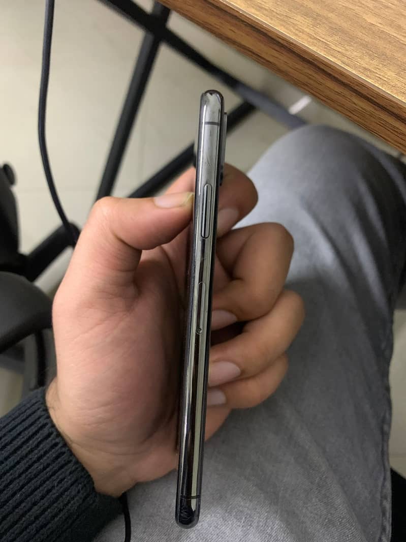 iPhone XS 3