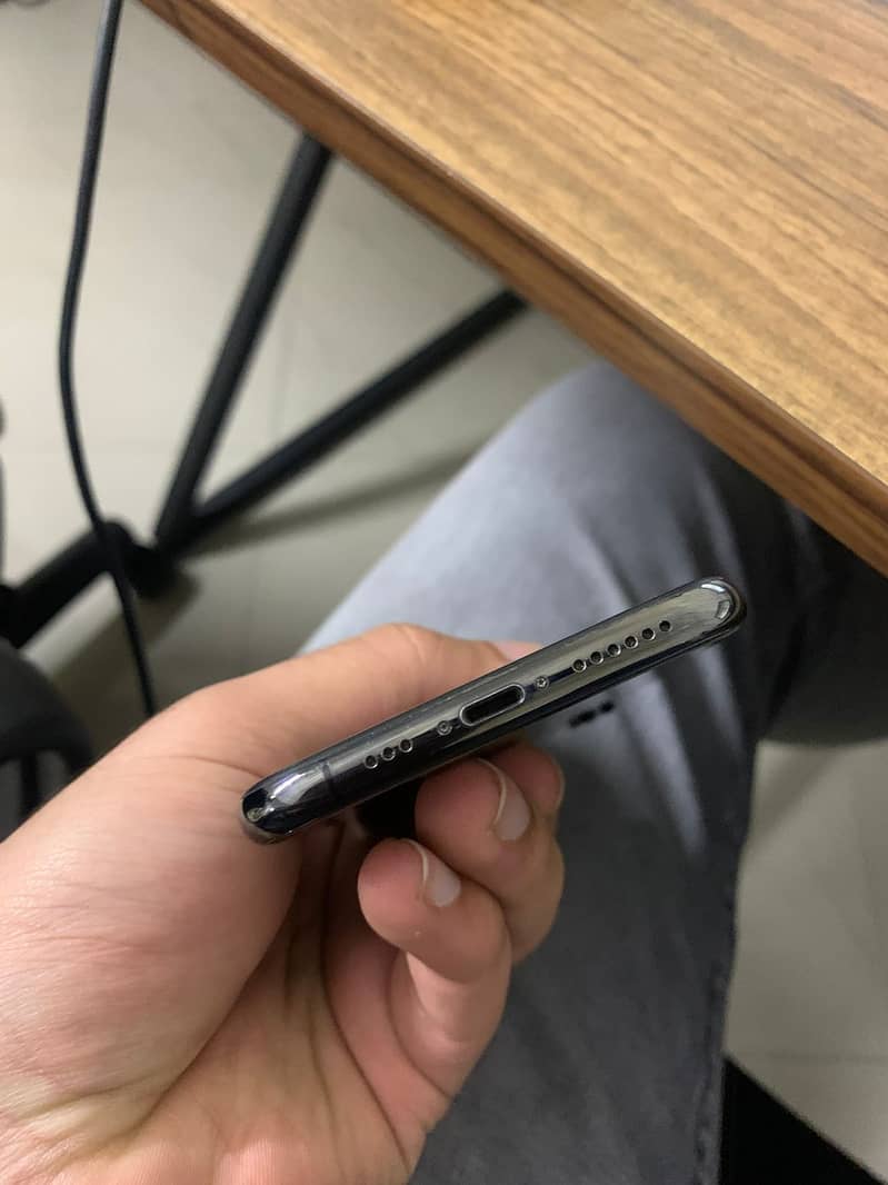 iPhone XS 4