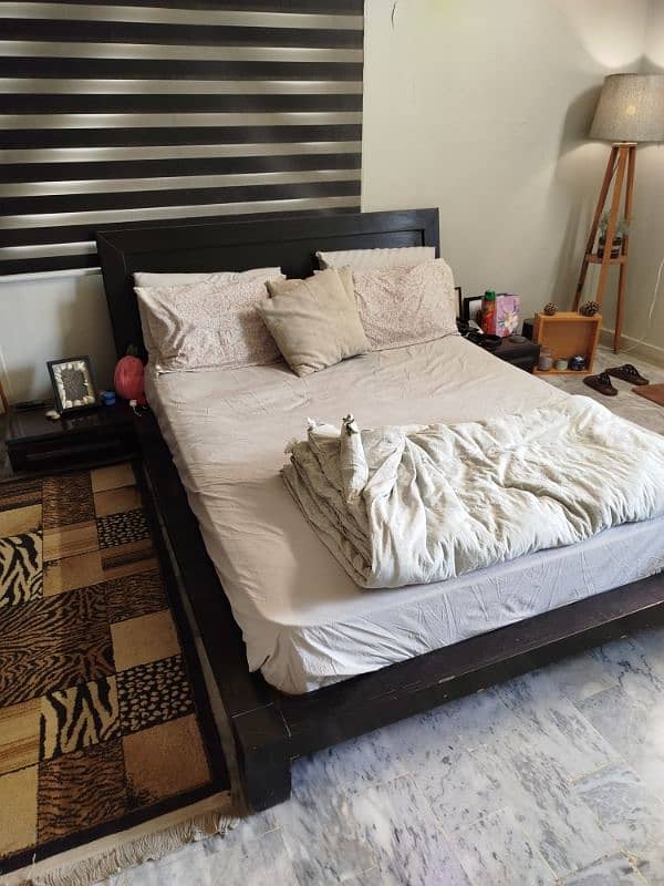 Queen size habit bed 0