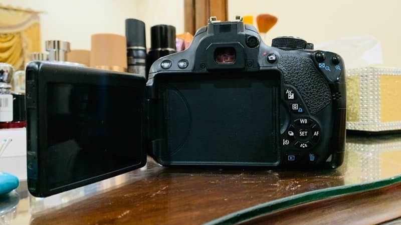 Canon DSLR - E700D 2