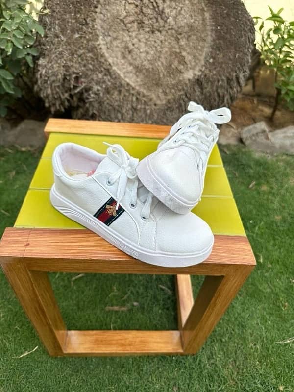 Stylish White Sneakers with Embroidered Detail 4