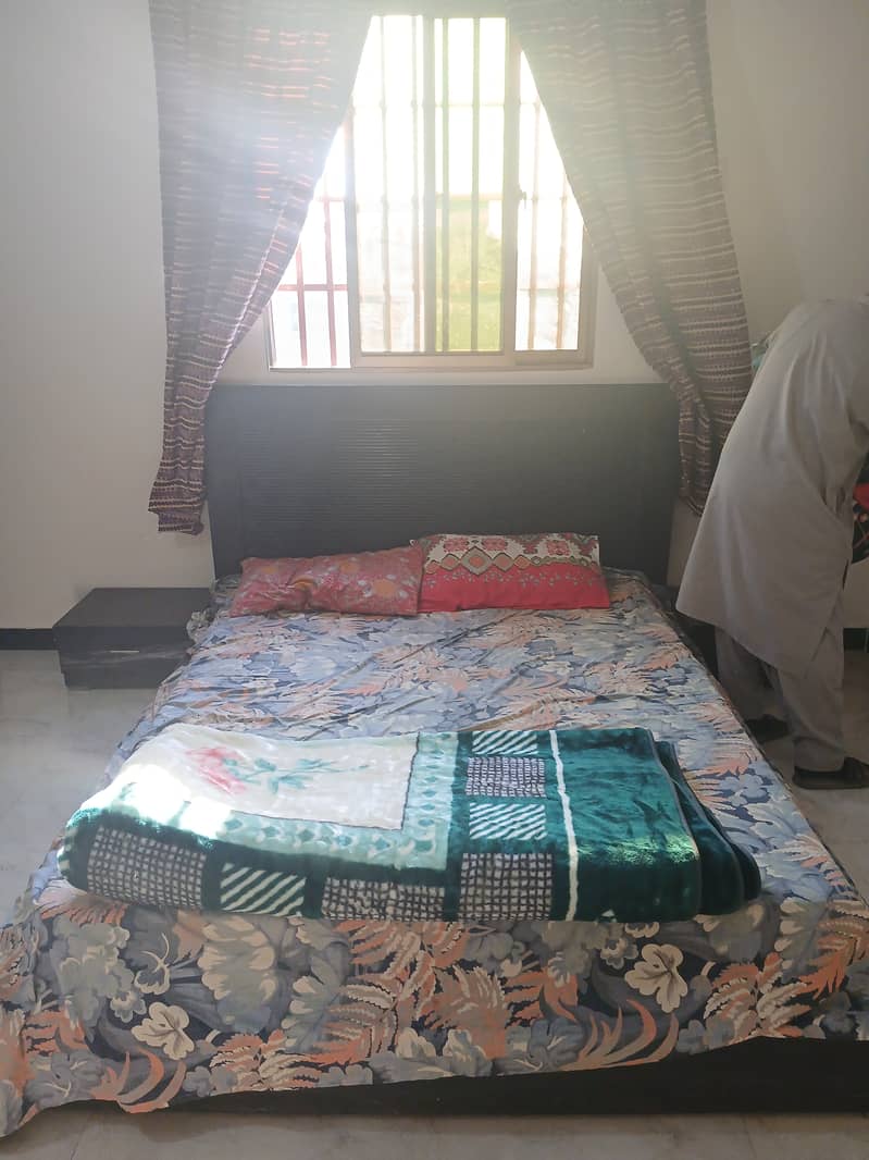 Wooden bed, ground bed. 5