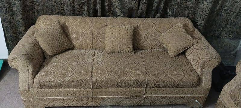 7 seater sofa with 3 table's as shown in pictures 3