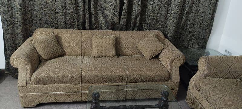 7 seater sofa with 3 table's as shown in pictures 4