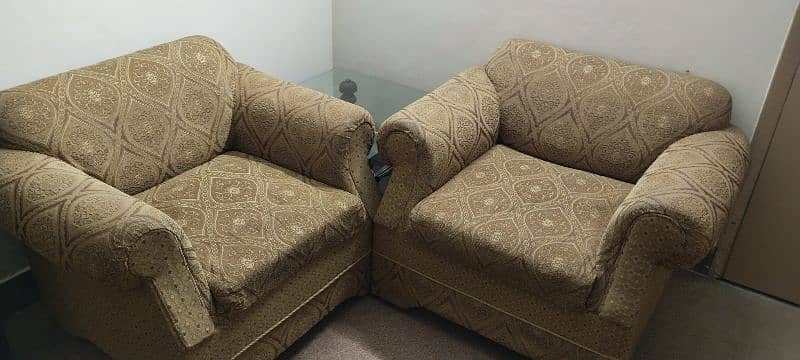 7 seater sofa with 3 table's as shown in pictures 5