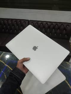 MacBook pro 2017 15.4"