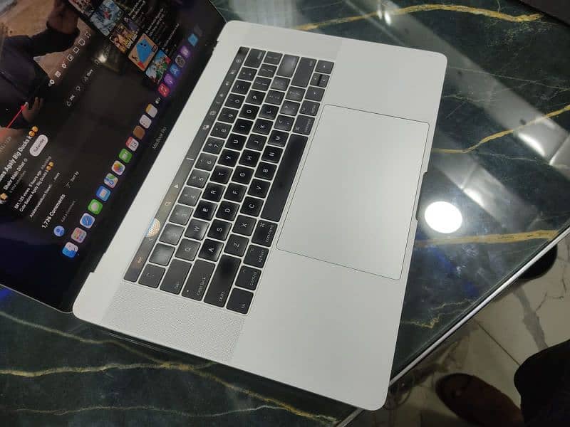 MacBook pro 2017 15.4" 5