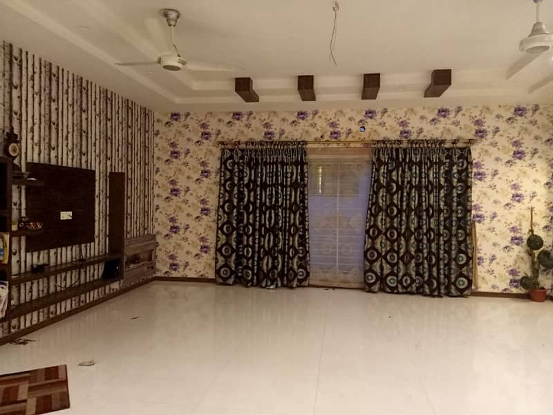 1 Kanal Beautiful Bunglow House available for Rent on Very Low Price and Beat location 4