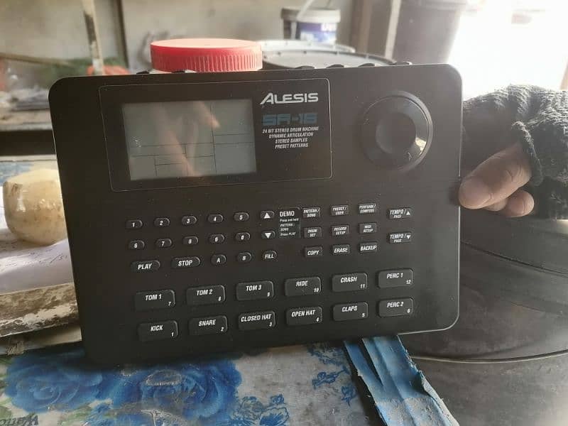 Alesis sr-16 drum like a new only 1 manth used 1