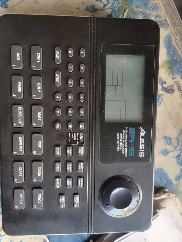 Alesis sr-16 drum like a new only 1 manth used 5