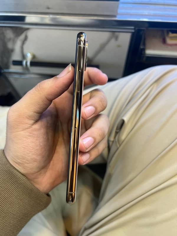 IPhone XS (PTA APPROVED) 4