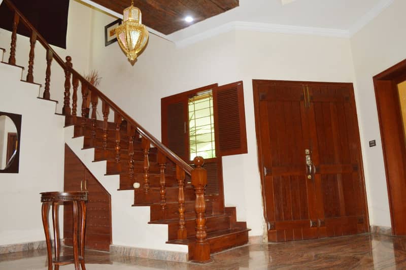 1 Kanal Beautiful Bunglow House available for Rent on Very Low Price and Beat location 1