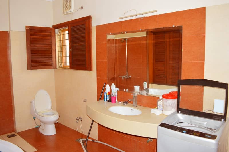 1 Kanal Beautiful Bunglow House available for Rent on Very Low Price and Beat location 20