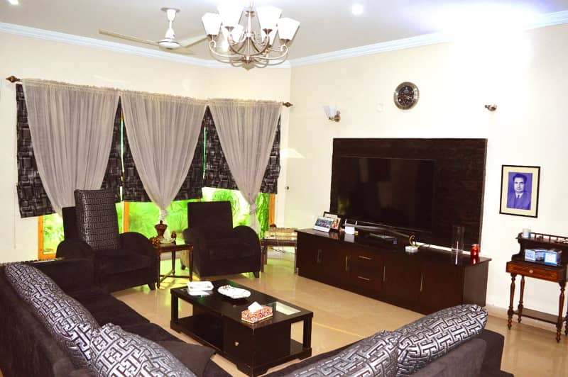 1 Kanal Beautiful Bunglow House available for Rent on Very Low Price and Beat location 24