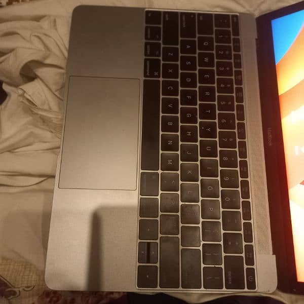 Macbook 2017 model 8gb ram 512 gb storage 3