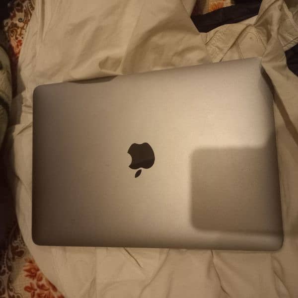 Macbook 2017 model 8gb ram 512 gb storage 6