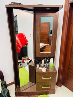 Dressing table with full size rotating mirror