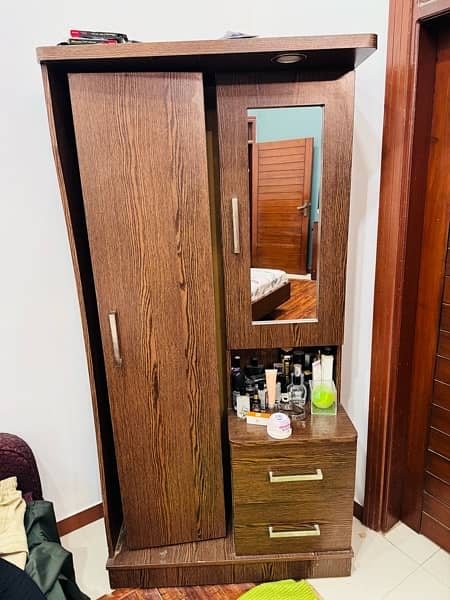 Dressing table with full size rotating mirror 1