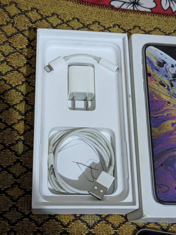 Iphone XS Max / Complete Box / PTA Approved 3