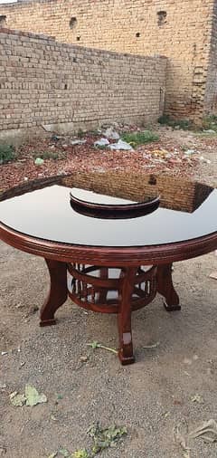 round dinning table