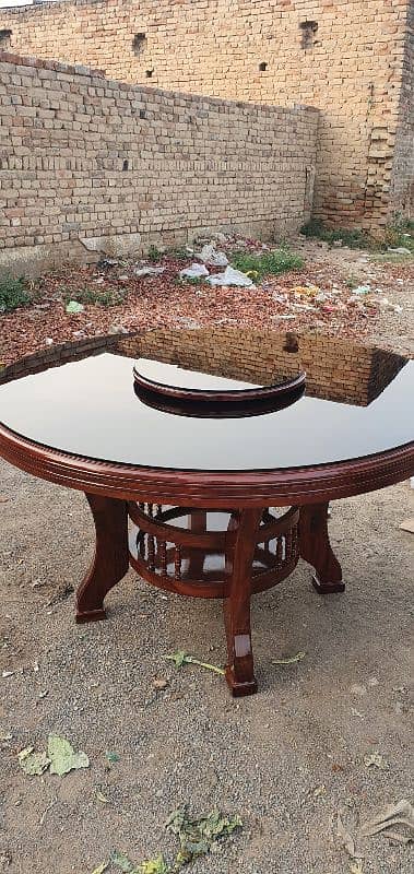 round dinning table 0