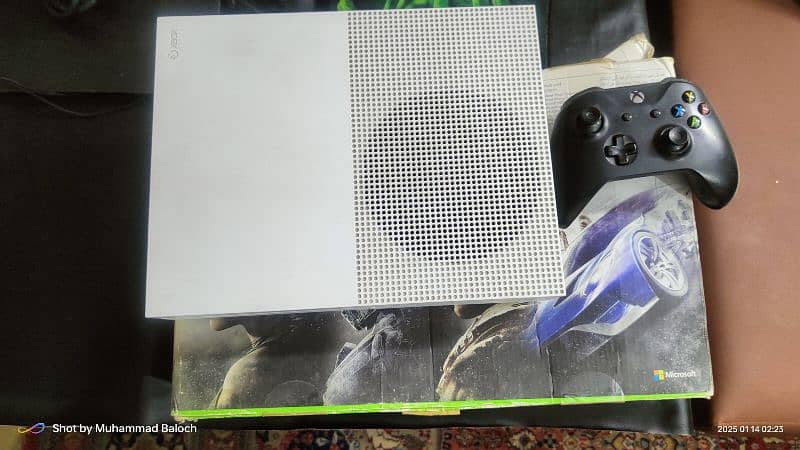 Xbox One S 1 TB with box 0