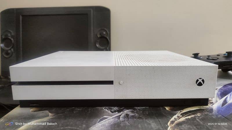 Xbox One S 1 TB with box 2