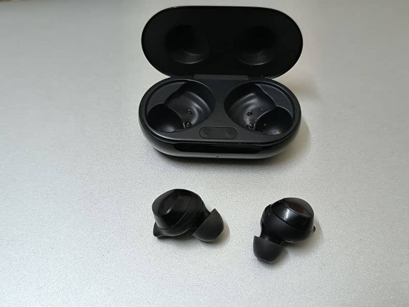 one hand used no issue authentic Samsung earbuds plus 2