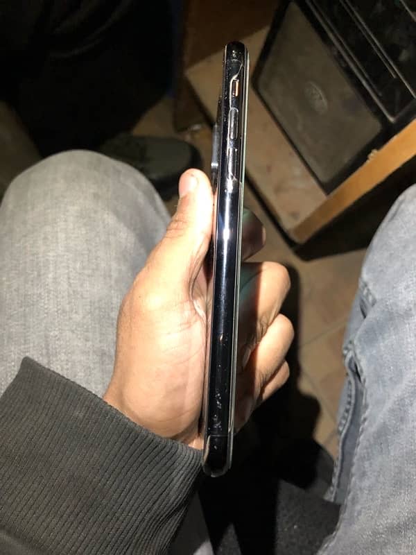 Iphone Xs Black colour 5