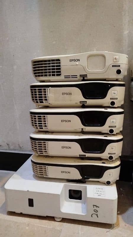 WE HAVE ALL KINDS OF PROJECTORS AVAILBLE IN DUBAI IMPORT 03152965654 2