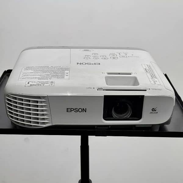 WE HAVE ALL KINDS OF PROJECTORS AVAILBLE IN DUBAI IMPORT 03152965654 8